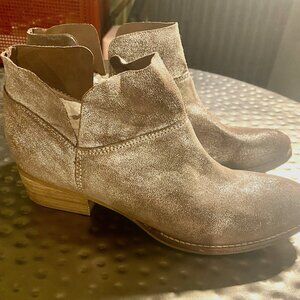 SEYCHELLES ANKLE BOOTIES, NWOT. 7.5